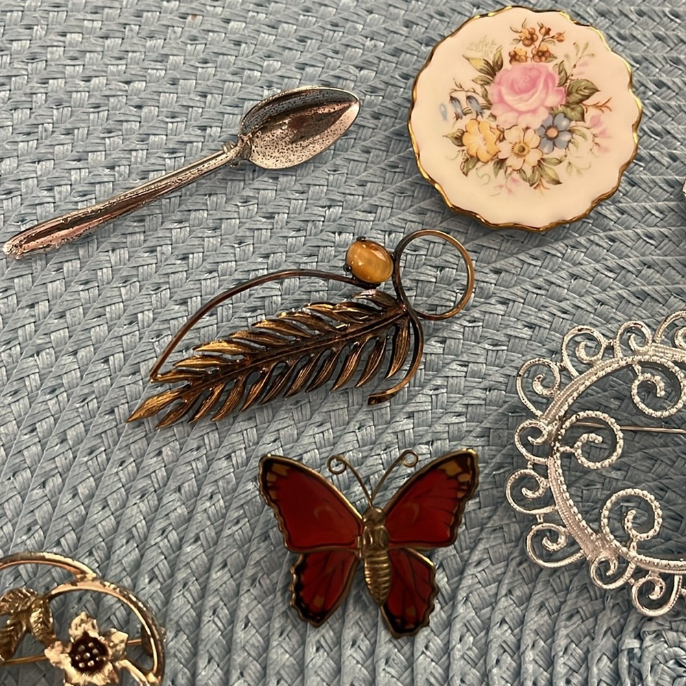 20 Assorted Vintage Brooches - Sarah Coventry, Rhinestone, Pearl & Spoon - Picture 3 of 8